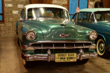 Batu, Endonezya - 23 Mayıs 2024: 1954 Chevrolet Belair 3300 CC motorlu klasik araba Batu City, Endonezya 'daki Angkut Müzesi turistik merkezindedir.