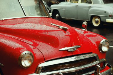 Batu, Endonezya - 23 Mayıs 2024: Klasik ve lüks kırmızı araba farları Endonezya 'nın Batu turizm merkezinde