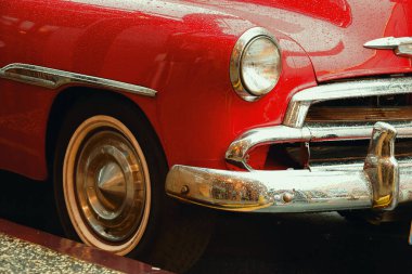 Klasik ve lüks kırmızı araba farları Endonezya 'nın Batu turistik merkezinde bulunmaktadır.