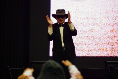 Batu, Endonezya - 23 Mayıs 2024: Angkut Müzesi 'nde siyah takım elbiseli orta yaşlı bir adam, Batu City, Endonezya