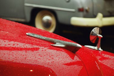 Batu, Endonezya - 23 Mayıs 2024: Klasik ve lüks kırmızı bir arabanın önü Endonezya 'nın Batu turistik bölgesinde.