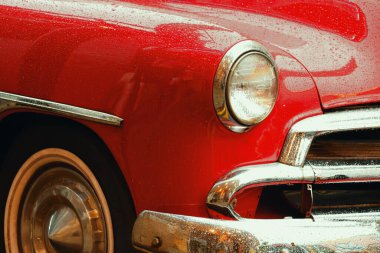 Klasik ve lüks kırmızı araba farları Endonezya 'nın Batu turistik merkezinde bulunmaktadır.