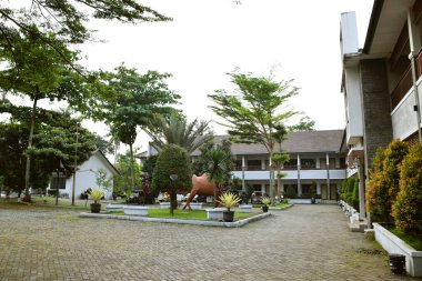 Kuningan, Endonezya - 6 Haziran 2024: Sangkan Park tatil köyünde güzel bir öğleden sonra atmosferi. Otel Kuningan Regency, Endonezya 'da.