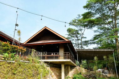 Bir tatil köyünün restoranı dışarıdan tipik bir Endonezya konseptiyle görünür.