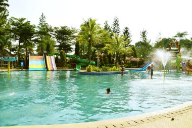 Cirebon, Endonezya - Haziran 2024: Kuningan bölgesindeki en büyük su parklarından biri olan Sangkan Parkı 'nın atmosferi, Batı Java, Endonezya