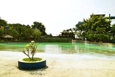Kuningan, Batı Java, Endonezya 'daki su parkındaki dalga havuzu atmosferi
