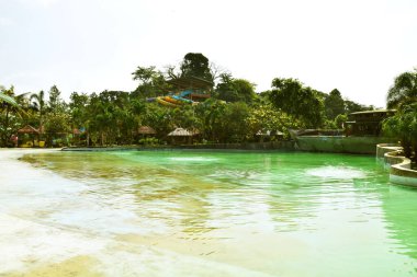 Kuningan, Batı Java, Endonezya 'daki su parkındaki dalga havuzu atmosferi