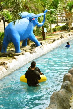 Cirebon, Endonezya - Haziran 2024: Bir kız Sangkan su parkında, Cirebon, Endonezya 'da yüzme havuzunda yürüyor ve oynuyor