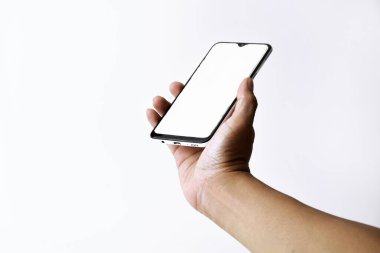 Erkek el, beyaz izole bir arkaplan üzerinde beyaz bir ekrana sahip bir cep telefonu ekranını gösterir