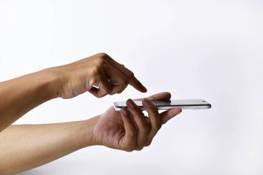 Birinin eli, beyaz izole edilmiş arka planda beyaz ekranı olan akıllı telefonun ekranına basıyor ve işaret ediyor.