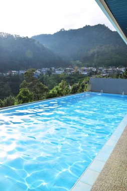 Bir villanın yüzme havuzu atmosferi. Çam ormanı arka planına sahip bir manzara