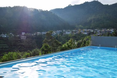 Guci 'deki bir villanın yüzme havuzunun atmosferi. Çam ormanı arka planına sahip bir manzara
