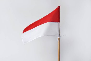 Endonezya 'nın bağımsızlık gününü kutlamak için beyaz bir arka planda kırmızı ve beyaz Endonezya bayrağı