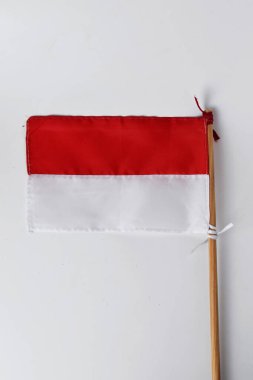 Tahta direkli kırmızı ve beyaz bayrak Endonezya halkına aittir.