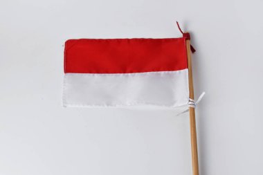 Tahta direkli kırmızı ve beyaz bayrak Endonezya halkına aittir.