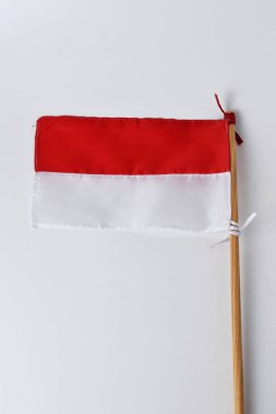 Tahta direkli kırmızı ve beyaz bayrak Endonezya halkına aittir.