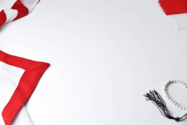 Endonezya bayrağının kırmızı ve beyaz renklerinde beyaz izole edilmiş bayraklar ve süsler