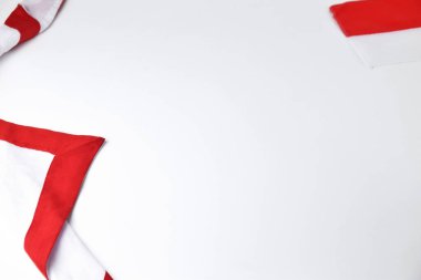 Endonezya bayrağının kırmızı ve beyaz renklerinde beyaz izole edilmiş bayraklar ve süsler