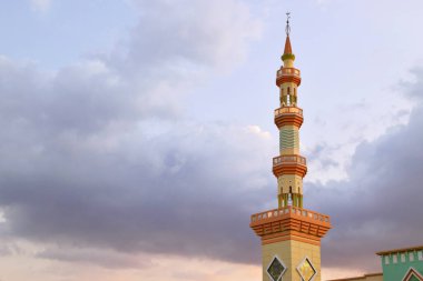 Tegal şehrindeki Büyük Cami 'nin kulesi bölgenin bir simgesidir.