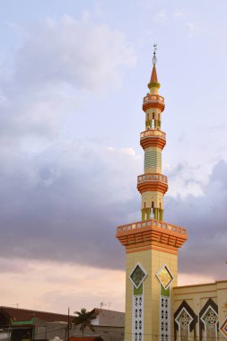 Tegal şehrindeki Büyük Cami 'nin kulesi bölgenin bir simgesidir.