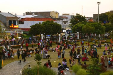 Tegal, Endonezya - 07 Temmuz 2024: Tegal şehir meydanı parkındaki kalabalığın atmosferi çok güzel