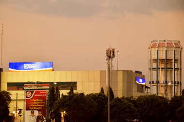 Tegal, Endonezya - 07 Temmuz 2024: BRI Bank binası ve merkez su kulesi Tegal City Square, Central Java, Endonezya