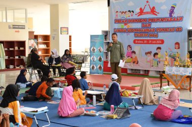 Tegal, Endonezya - 28 Temmuz 2024: Brebes şehir kütüphanesinde bir çocuk resim ve boyama yarışmasında resim çiziyor