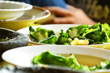 Tabakta, meze olarak çok taze yeşil sebzeler var.