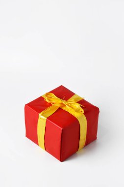 Noel ve Yeni Yıl için sarı altın kurdeleli kırmızı kutu hediyesi. beyaz izolasyon arka planı