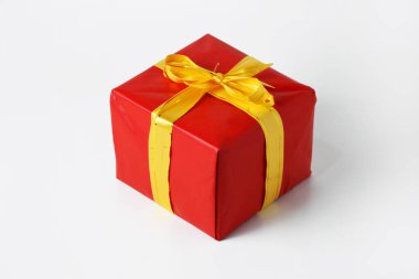 Noel ve Yeni Yıl için sarı altın kurdeleli kırmızı kutu hediyesi. beyaz izolasyon arka planı