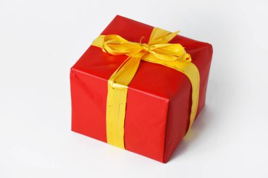 Noel ve Yeni Yıl için sarı altın kurdeleli kırmızı kutu hediyesi. beyaz izolasyon arka planı