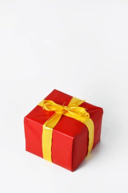 Noel ve Yeni Yıl için sarı altın kurdeleli kırmızı kutu hediyesi. beyaz izolasyon arka planı