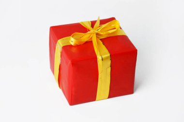 Noel ve yeni yıl için sarı kurdeleli kırmızı hediye kutusunun portresi. beyaz izolasyon arka planı
