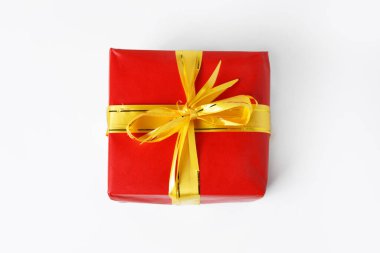 Noel ve Yeni Yıl için sarı kurdeleli kırmızı hediye kutusu. beyaz izolasyon arka planı