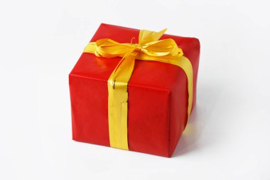 Noel ve yeni yıl için sarı kurdeleli kırmızı hediye kutusunun portresi. beyaz izolasyon arka planı