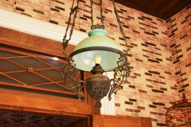 Yakın plan bir antika, Java süslemeli lamba, camsı bir gölgesi var..