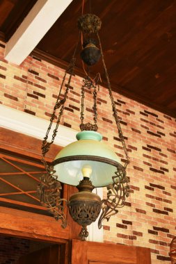 Yakın plan bir antika, Java süslemeli lamba, camsı bir gölgesi var..