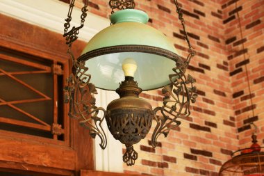 Yakın plan bir antika, Java süslemeli lamba, camsı bir gölgesi var..