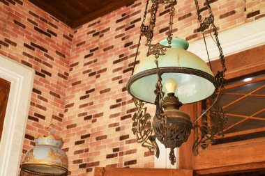 Yakın plan bir antika, Java süslemeli lamba, camsı bir gölgesi var..