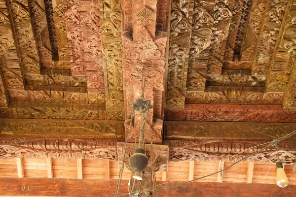 Ahşap kiriş ya da mimari bir elemente detaylı ahşap oymalar yakın çekim. Merkezi Java ve Endonezya kültürü.