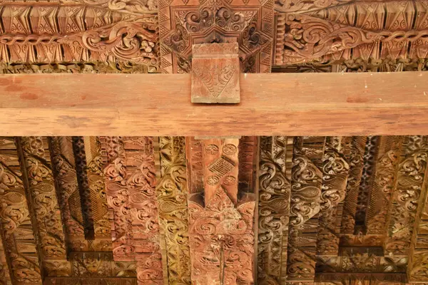 Ahşap kiriş ya da mimari bir elemente detaylı ahşap oymalar yakın çekim. Merkezi Java ve Endonezya kültürü.