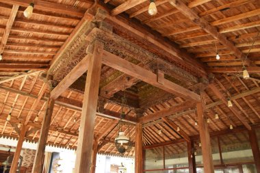 Pekalongan, Endonezya - 26 Aralık 2024: Pekalongan, Endonezya 'da geleneksel bir Java pendopo evinin atmosferi, ahşap mobilyalar, dekoratif oymalar ve açık, geniş bir yerleşim alanı.