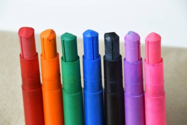 Canlı renkli boya çubukları. İpeksi. Okul malzemeleri ve yaratıcı aktiviteler için ideal.