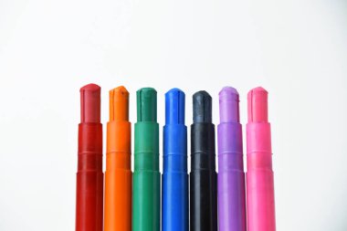 Temiz beyaz bir arkaplanda renkli ipek renkli renkli boya çubukları.