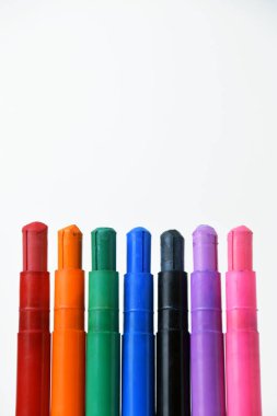 Temiz beyaz bir arkaplanda renkli ipek renkli renkli boya çubukları.