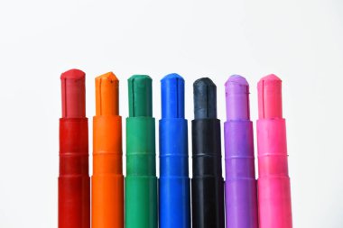 Temiz beyaz bir arkaplanda renkli ipek renkli renkli boya çubukları.