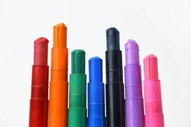 Canlı renkli boya çubukları. İpeksi. Okul malzemeleri ve yaratıcı aktiviteler için ideal.