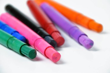 Temiz beyaz izole bir arka planda dizilmiş renkli ipek renkli boya çubukları. Sanat, resim ve okul malzemeleri için renkli pastel boya kalemleri. Üretici Ai
