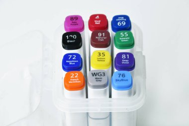 Beyazların izole edilmiş arkaplanı, eğitim ve yaratıcı projeler için ideal olan çeşitli renkli kalemlerin yakın görüntüsü.