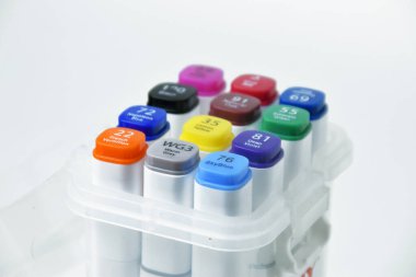 Beyazların izole edilmiş arkaplanı, eğitim ve yaratıcı projeler için ideal olan çeşitli renkli kalemlerin yakın görüntüsü.